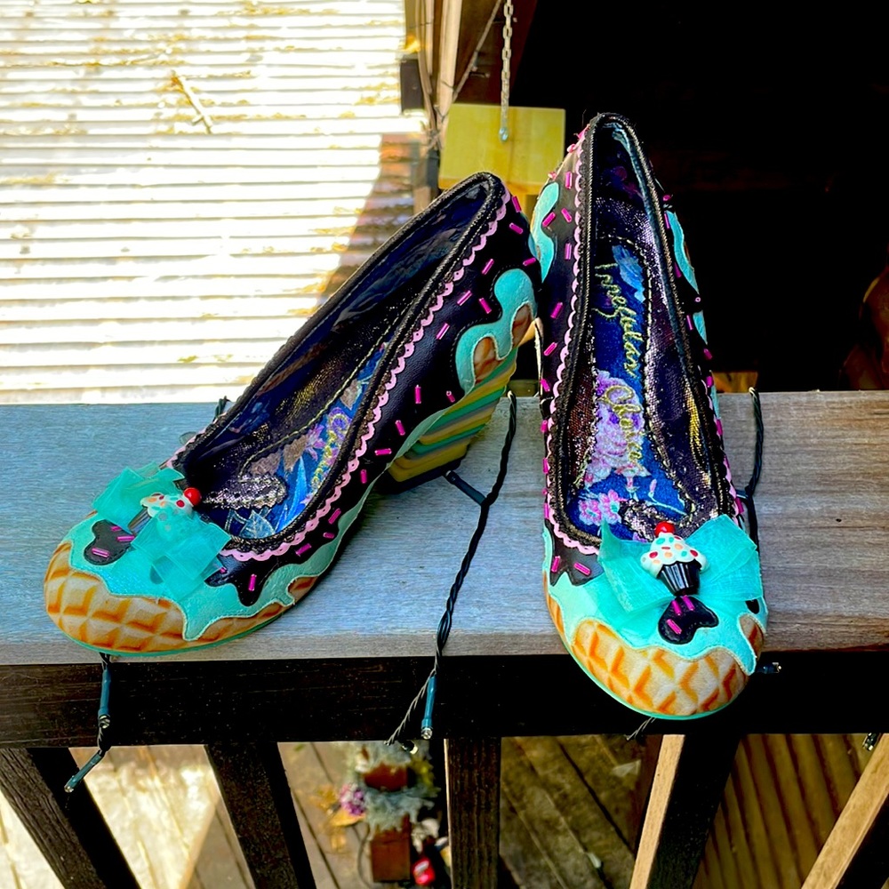 Irregular shoes, ice cream heel